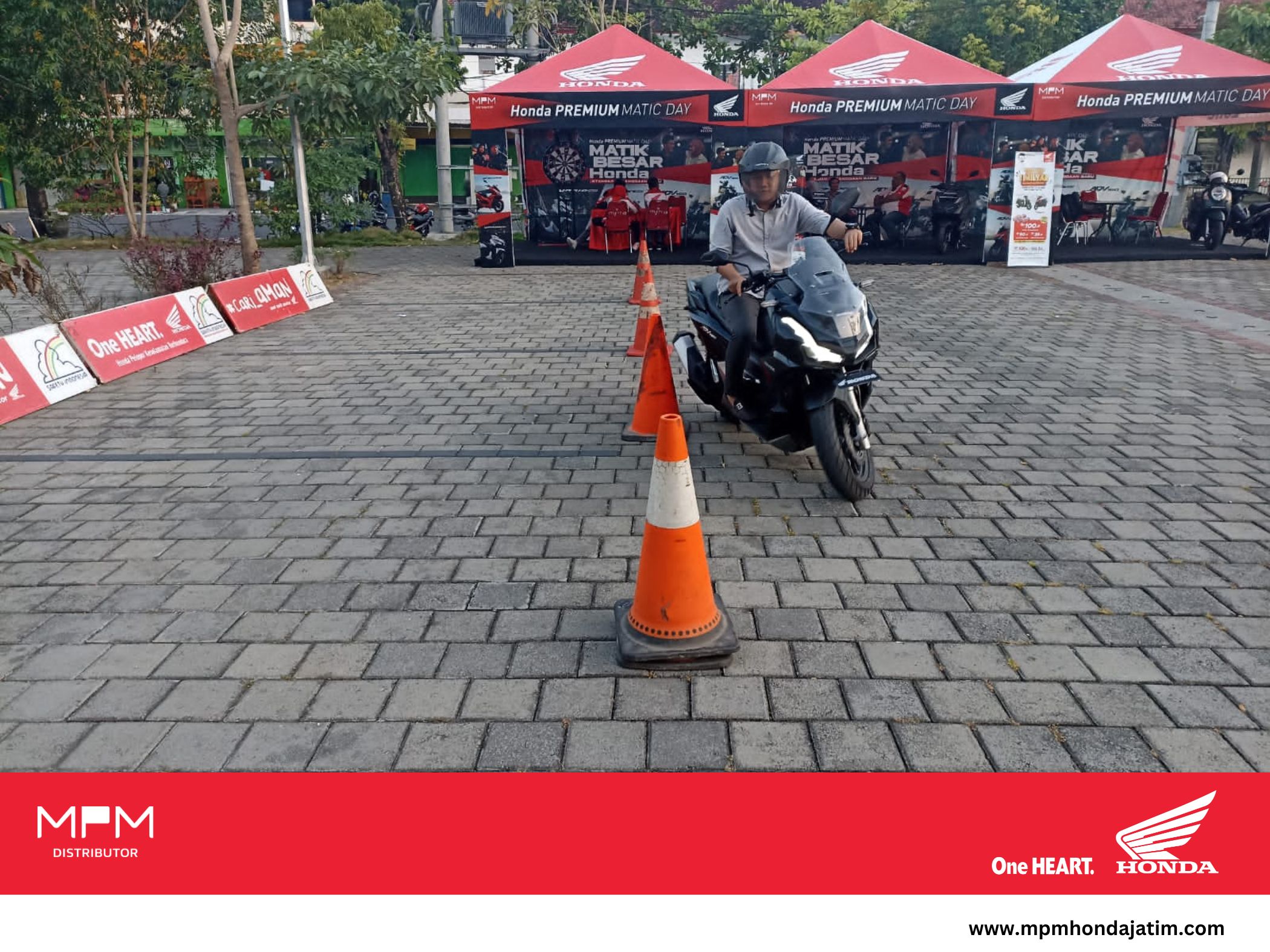 Pengunjung Honda Premium Matic Day Trenggalek Antusias Ikuti Riding Experience Honda ADV160. 
